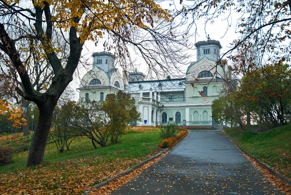 Старая усадьба в пасмурный день — стоковое фото