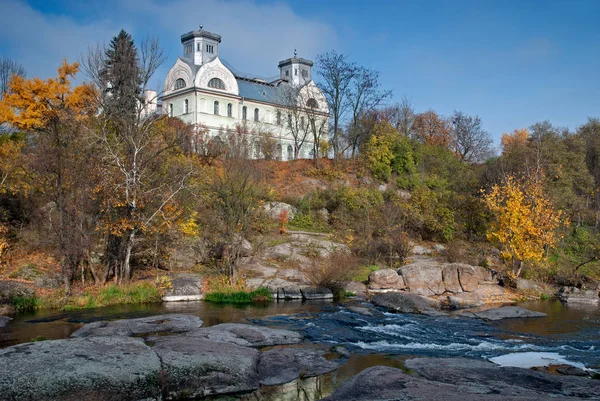 Altes Anwesen auf einem Hügel über dem Fluss — Stockfoto