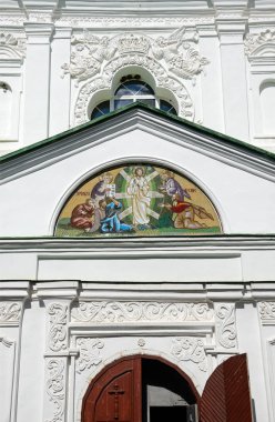 Eski manastır bulutlu gökyüzü altında parça 
