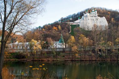 Bulutlu gökyüzü altında eski manastır 