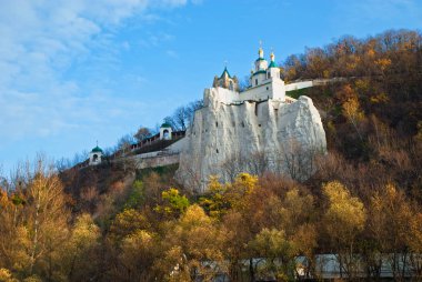 Eski manastır güneşli günde görüntülemek