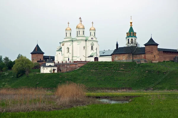 Старий монастир на низькому зеленому пагорбі Ліцензійні Стокові Зображення