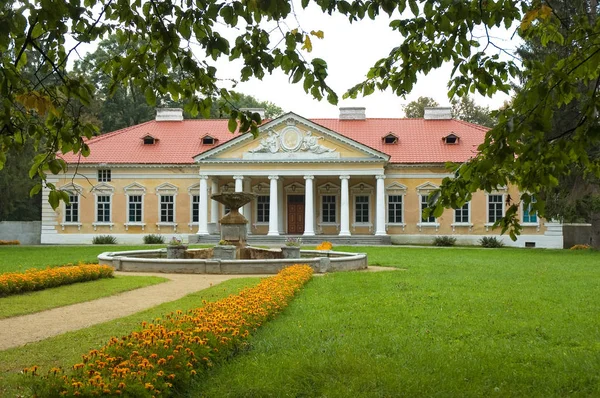 Manor in classical style on cloudy day — Stock Photo, Image