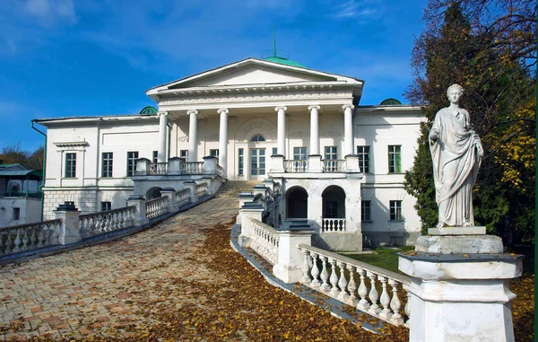 Gamla fastigheter i klassisk stil i soliga dag — Stockfoto