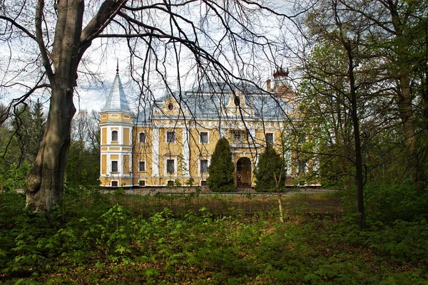 Alter Palast im Frühling von Bäumen umgeben — Stockfoto