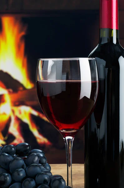 Red wine in a glass and bottle of wine on the background of the — Stock Photo, Image