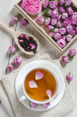 Gül yaprakları ile çay Fincan