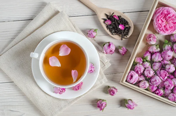 Tasse Tee mit Rosenblättern — Stockfoto
