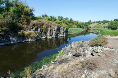 Kanyonda mavi nehir görünümü