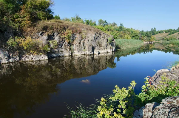 Stone cliff on the river bank — Stock Photo, Image