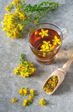St. John 's Wort çayı ve Hypericum çiçekleri.