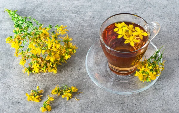 Сент-Джонс - чай і квіти Hypericum — стокове фото