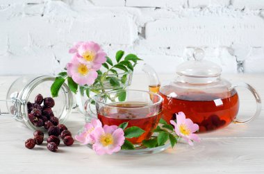 Fincan ve gül kalça çayı çaydanlık