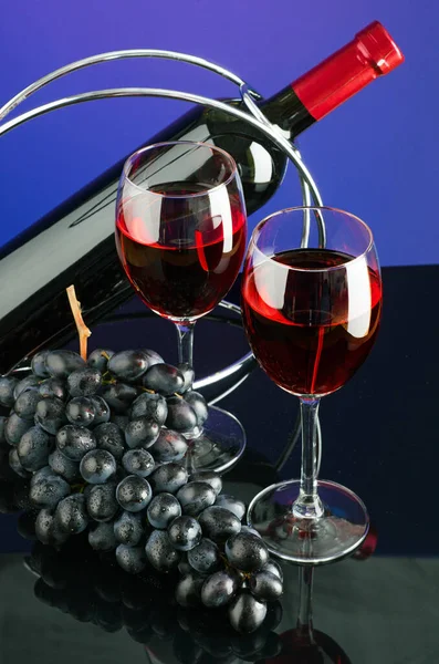Wine glasses and grapes on a bright colored background — Stock Photo, Image