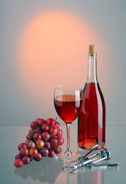 Bottiglia e calice con vino, pennello d'uva e cavatappi su col — Foto Stock