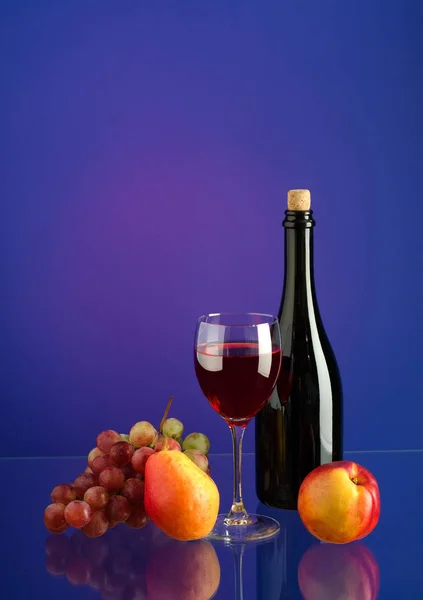 Bottiglia e bicchiere di vino su sfondo multicolore brillante con fr — Foto Stock