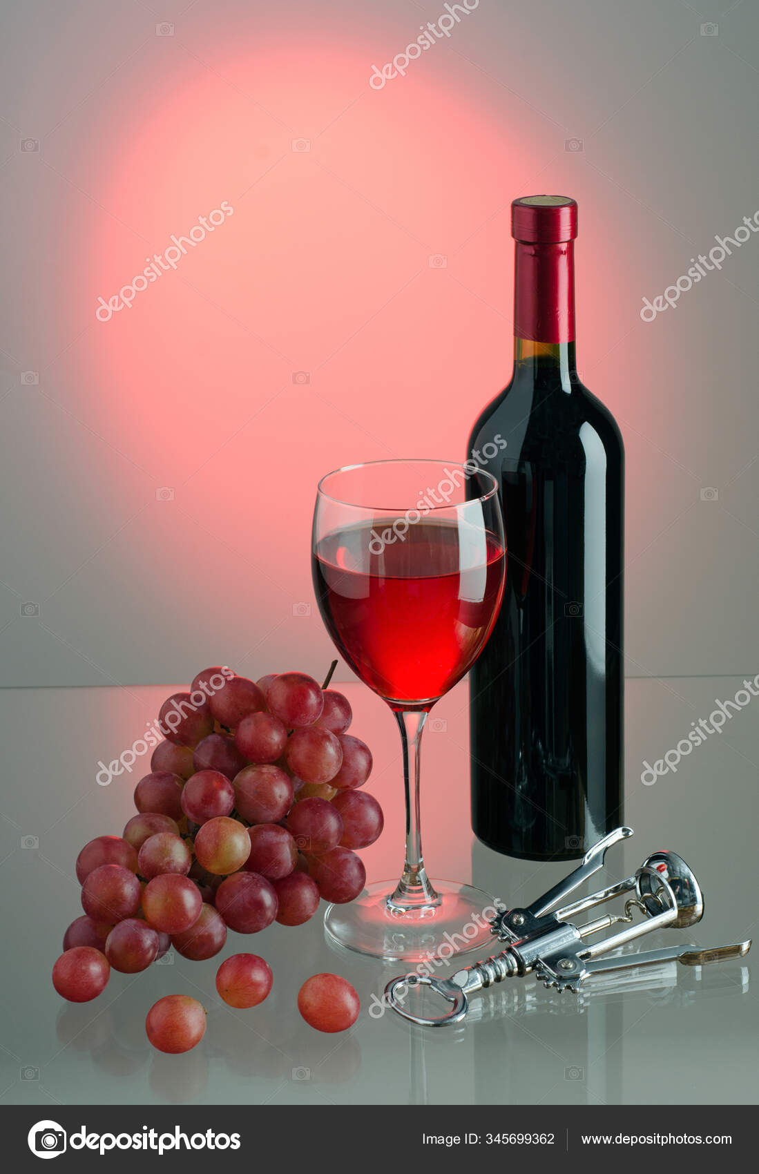 酒杯和装有红酒 葡萄和彩色软木塞的瓶子 图库照片 C Eladstudio