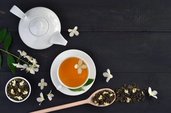 Grönt Med Jasmin Kopp Och Tekanna Mörk Trä Bakgrund Med — Stockfoto