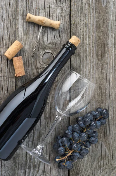 Bottiglia Vino Bicchiere Vino Vuoto Uva Cavatappi Tavolo Legno Grigio — Foto Stock