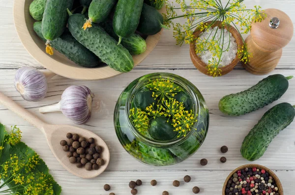 Houten Bord Met Rijpe Komkommers Specerijen Voor Pickling Close Selectieve — Stockfoto