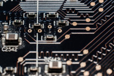 Elektronik devre kartı kapanıyor. Tahtadaki elektronik kablolar