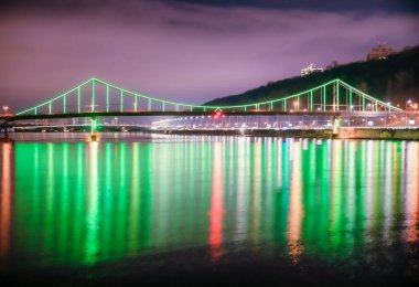 Gece Kiev 'de yaya köprüsü. Ukrayna.