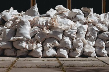 Beyaz inşaat çöp torbaları. İnşaat çöp torbaları üst üste yığılmış. Büyük bir çöp torbası yığını..
