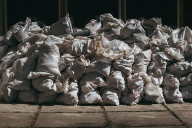 Beyaz inşaat çöp torbaları. İnşaat çöp torbaları üst üste yığılmış. Büyük bir çöp torbası yığını..