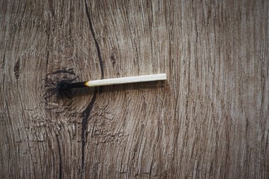 Soyutlama. Ahşap arka planda yanan kibrit. Tahta bir kapının sapı gibi uyuştu..