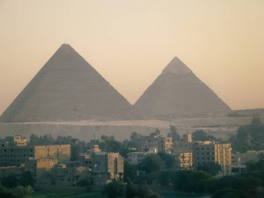 Giza piramitleri, Kahire, Mısır. Mısır. Kahire - Giza. Giza Plat 'tan piramitlerin görüntüsü