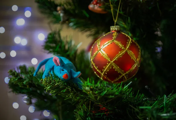 Μπλε Ποντίκι Ένα Σύμβολο Του Νέου Έτους 2020 Στο Χριστουγεννιάτικο — Φωτογραφία Αρχείου