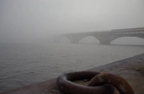 Hosszú Metró Híd Víz Felett Ködben Rendőrség Átmegy Hídon Kijevi — Stock Fotó