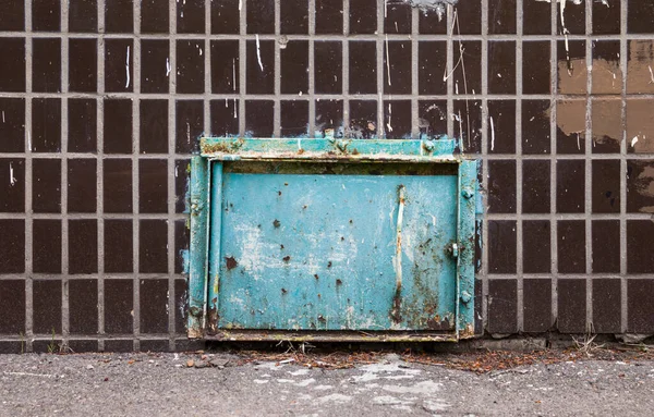 Porta Pequena Metal Velho Pintado Com Tinta Azul Contra Fundo — Fotografia de Stock