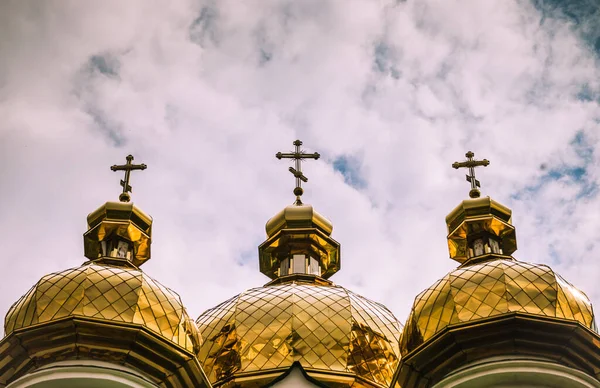 Iglesia Ortodoxa Blanca Con Grandes Cúpulas Doradas Día Nublado — Foto de Stock