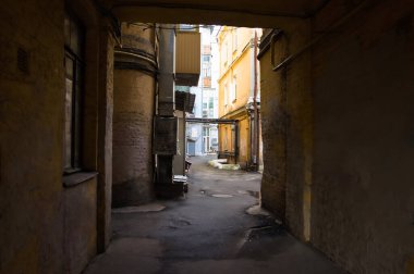 Ukrayna 'nın Kiev kentinin tarihi çeyreğindeki eski bir evin avlusuna geçiş. Eski harap olmuş apartman evleri.