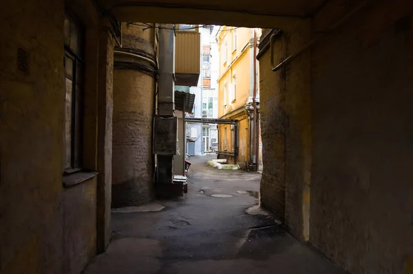 Passagem Para Pátio Uma Antiga Casa Bairro Histórico Cidade Kiev — Fotografia de Stock