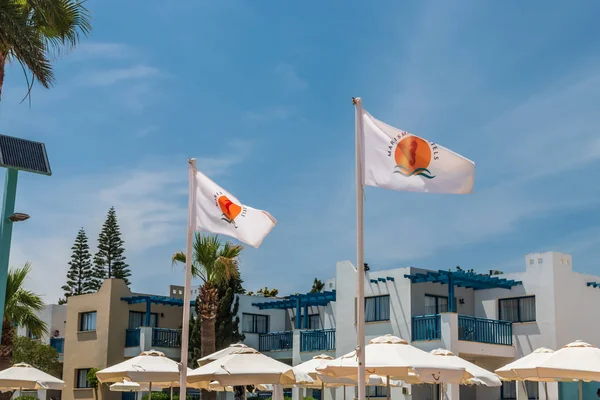 Agia Napa, Kıbrıs - 26 Mayıs 2019: Marismare Hotel bayrakları bayrak direğinin önünde duruyor