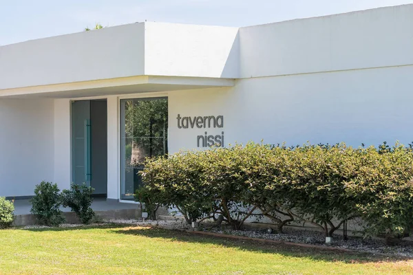 Agia Napa, Kıbrıs - 26 Mayıs 2019: Nissi Plajı 'ndaki Taverna Nissi Girişi, Ayia Napa