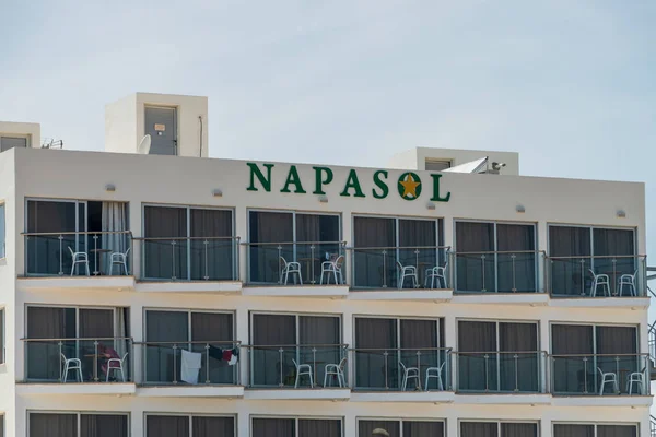 Agia Napa, Kıbrıs - 26 Mayıs 2019: Napasol Oteli binası, Ayia Napa. Burası pencereleri ve balkonları olan güneşli bir otel..