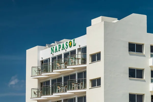Agia Napa, Kıbrıs - 26 Mayıs 2019: Napasol Oteli binası, Ayia Napa. Burası pencereleri ve balkonları olan güneşli bir otel..