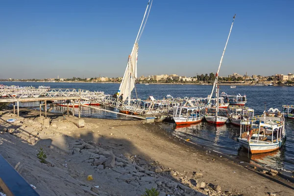 Luxor Egipto Dic 2019 Embarcaciones Baladíes Públicas Atracando Embarcadero Orilla — Foto de Stock