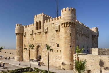 İskenderiye, Mısır - 24 Aralık 2019: Kaaitbay Kalesi 1477 yılında kurulmuş bir 15. yüzyıl savunma kalesidir.