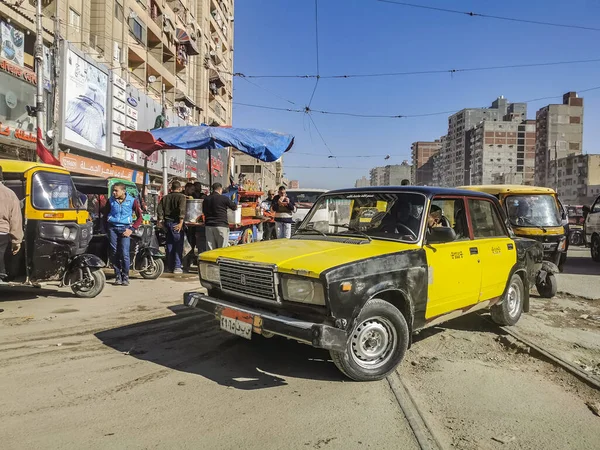 İskenderiye, Mısır - 24 Aralık 2019: İskenderiye 'deki eski yoldan geçen siyah ve sarı antika bir Lada taksisi