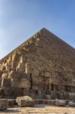 Güneşli bir günde Büyük Giza Piramidinin dibinde.