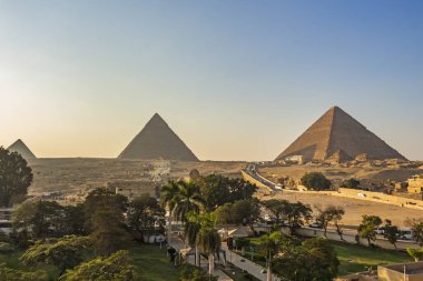 Giza, Mısır - 23 Aralık 2019: Giza Necropolis Büyük Giza Piramidi, Khafre Piramidi ve Menkaure Piramidi 'ni içerir.