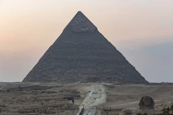 黄昏时分的哈夫尔金字塔和前景中的吉萨狮身人面像 — 图库照片