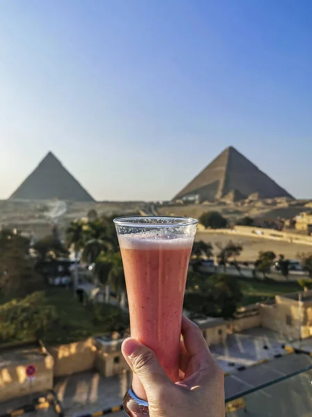 一杯新鲜榨橙汁 俯瞰吉萨大金字塔和哈夫尔金字塔 — 图库照片