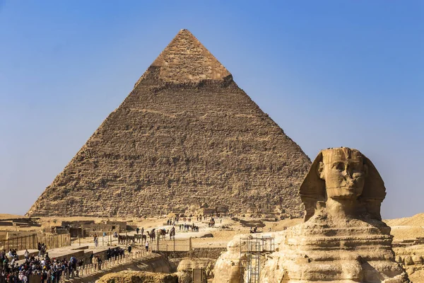 埃及吉萨 2019年12月23日 吉萨大狮身人面像 来自世界各地的游客在此背景下参观了Khafre金字塔 — 图库照片