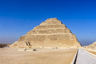 M.Ö. 27. yüzyılda Saqqara 'nın mezarlığındaki Djoser Basamağı Piramidi inşa edildi.