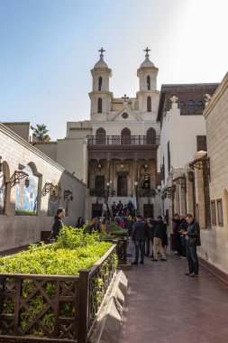 Kahire, Mısır - 25 Aralık 2019: Modern sanat eserleri ile süslenmiş Asma Kilisenin avlusu